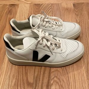 GUC Veja V-10 Sneakers
